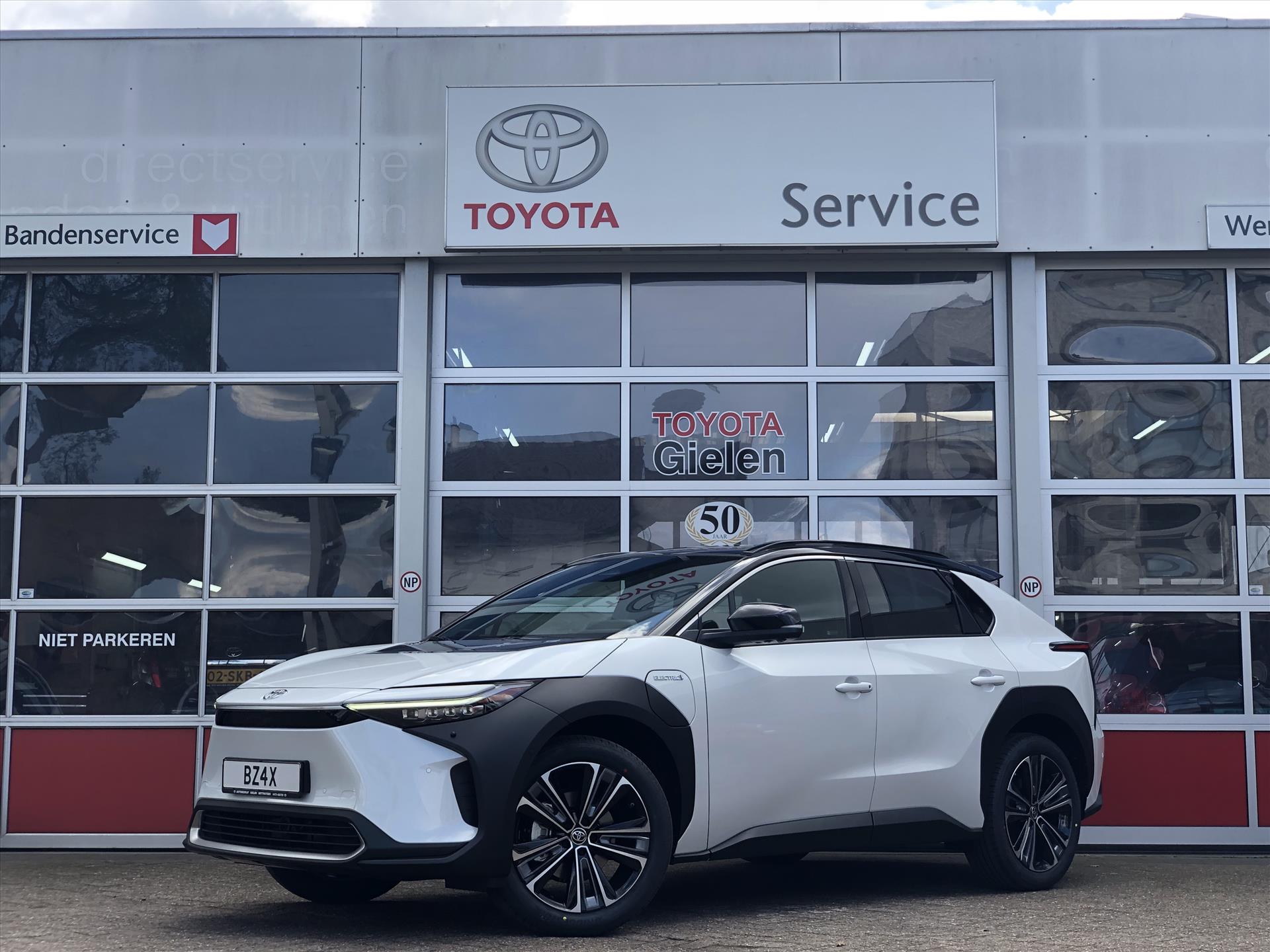 Toyota Bz4x 71,4 kWh 3-Fase Premium Bi-Tone + Panoramisch dak | JBL, Dodehoekherkenning, Leer, Parkeersensoren, Eerste eigenaar 50542743-2.jpg | Autobedrijf Gielen