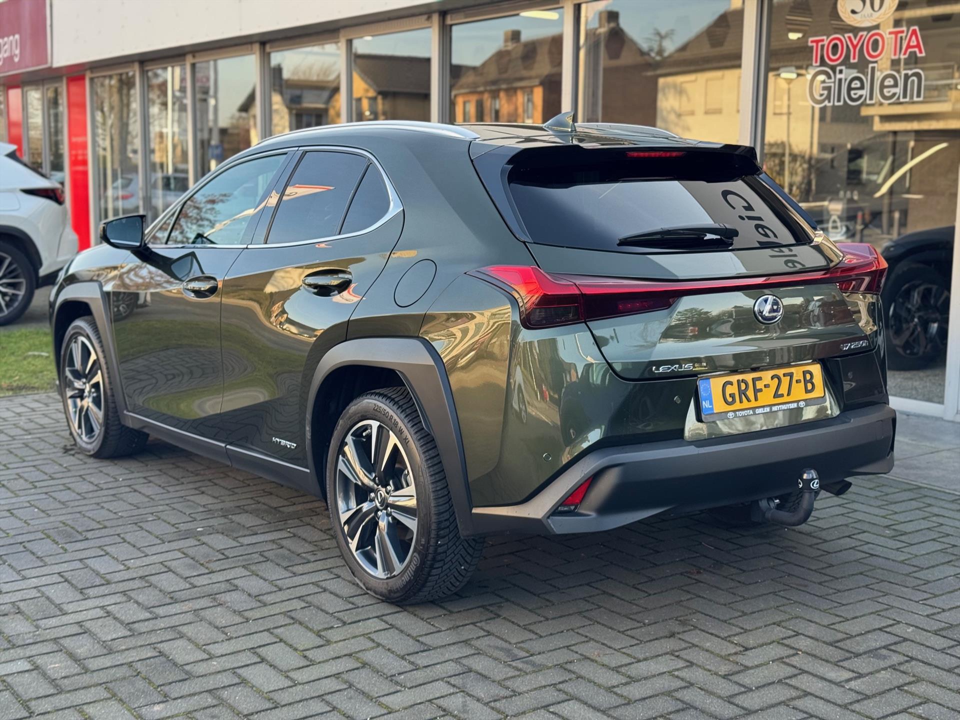 Lexus UX 250h Preference Line | Trekhaak, 18 inch, Keyless, Dodehoekherkenning, Parkeersensoren, Stoel + Stuurverwarming 50689604-2.jpg | Autobedrijf Gielen
