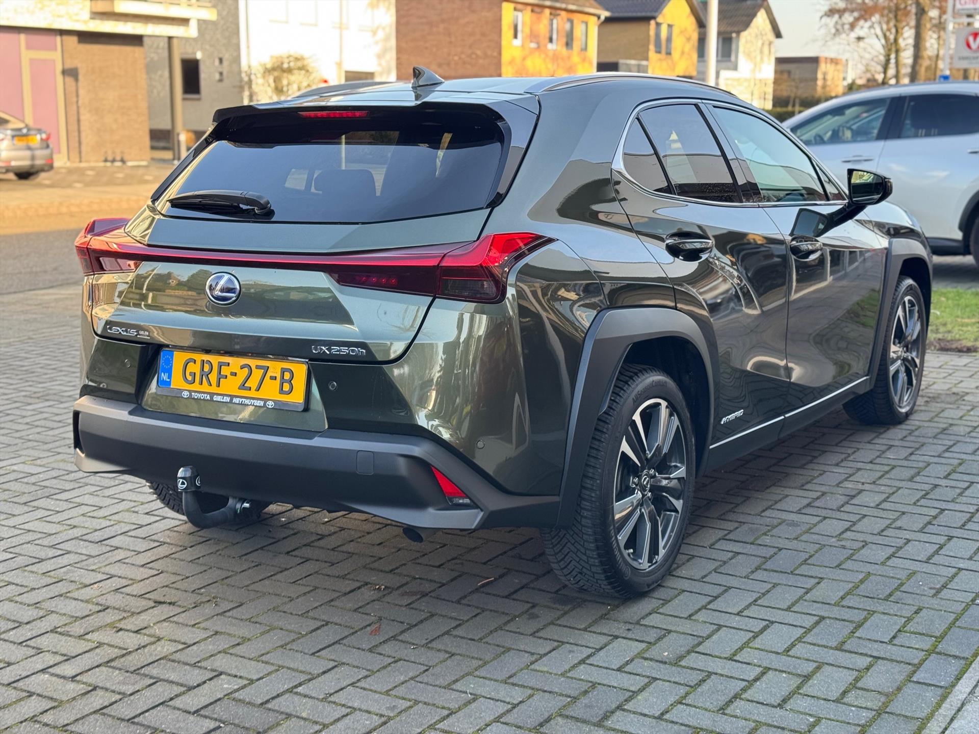Lexus UX 250h Preference Line | Trekhaak, 18 inch, Keyless, Dodehoekherkenning, Parkeersensoren, Stoel + Stuurverwarming 50689604-3.jpg | Autobedrijf Gielen