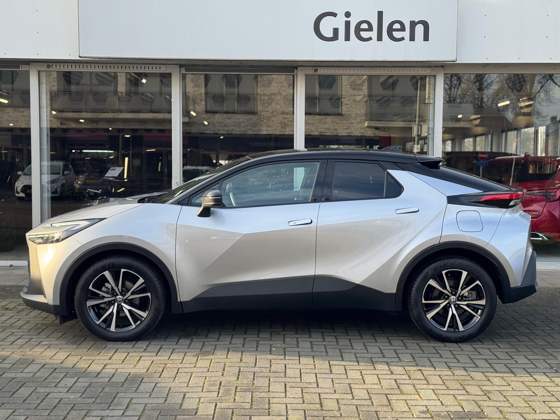 Toyota C-HR 1.8 Hybrid First edition | Elektrische achterklep, Dodehoekherkenning, Stoel + Stuurverwarming, Groot scherm, Parkeersensoren 50874784-2.jpg | Autobedrijf Gielen
