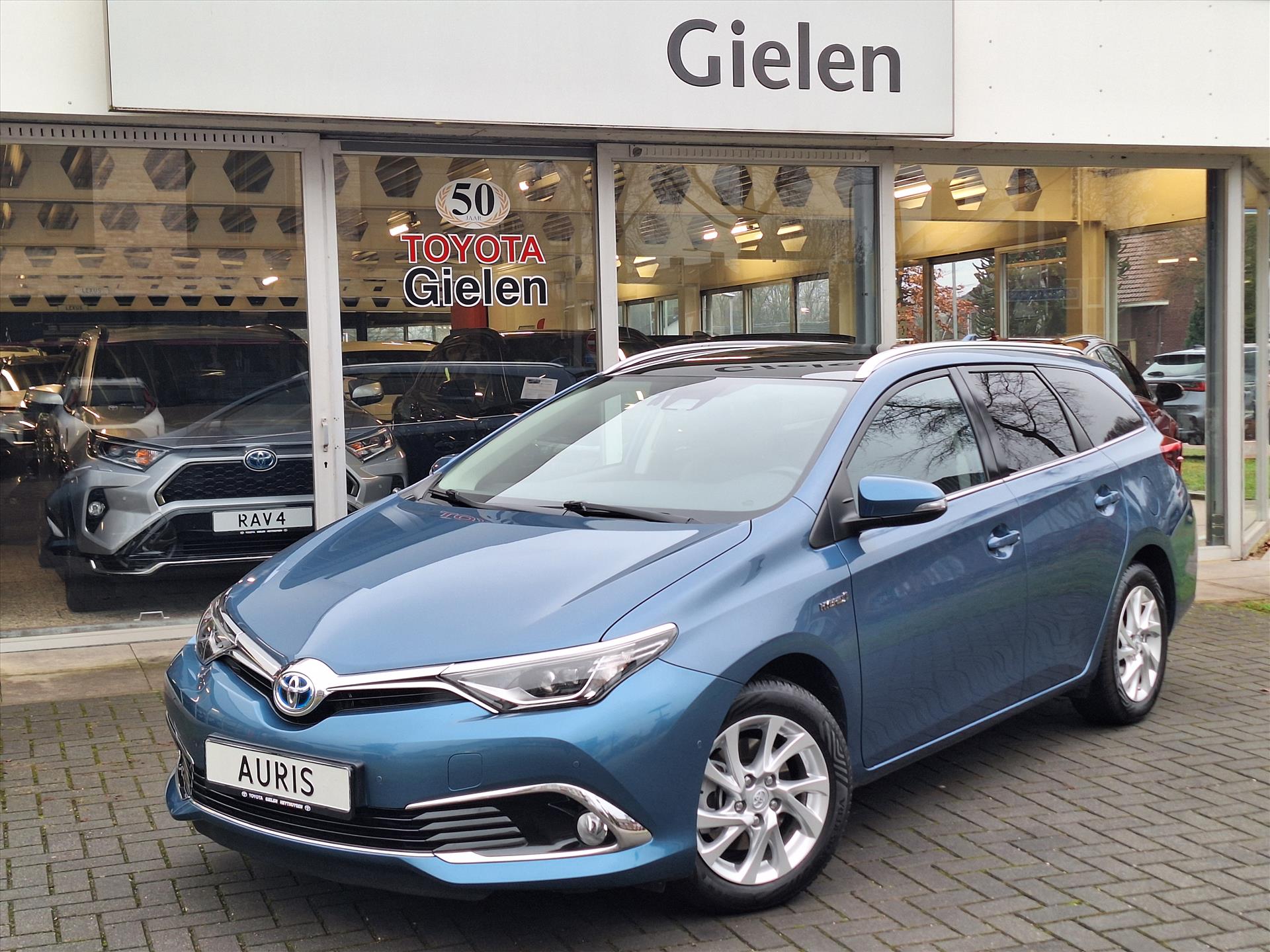 Toyota Auris Touring Sports Touring Sports 1.8 Hybrid Executive | Panoramadak, Keyless, Half leer, Stoelverwarming, Parkeersensoren, Navigatie 50890743-2.jpg | Autobedrijf Gielen