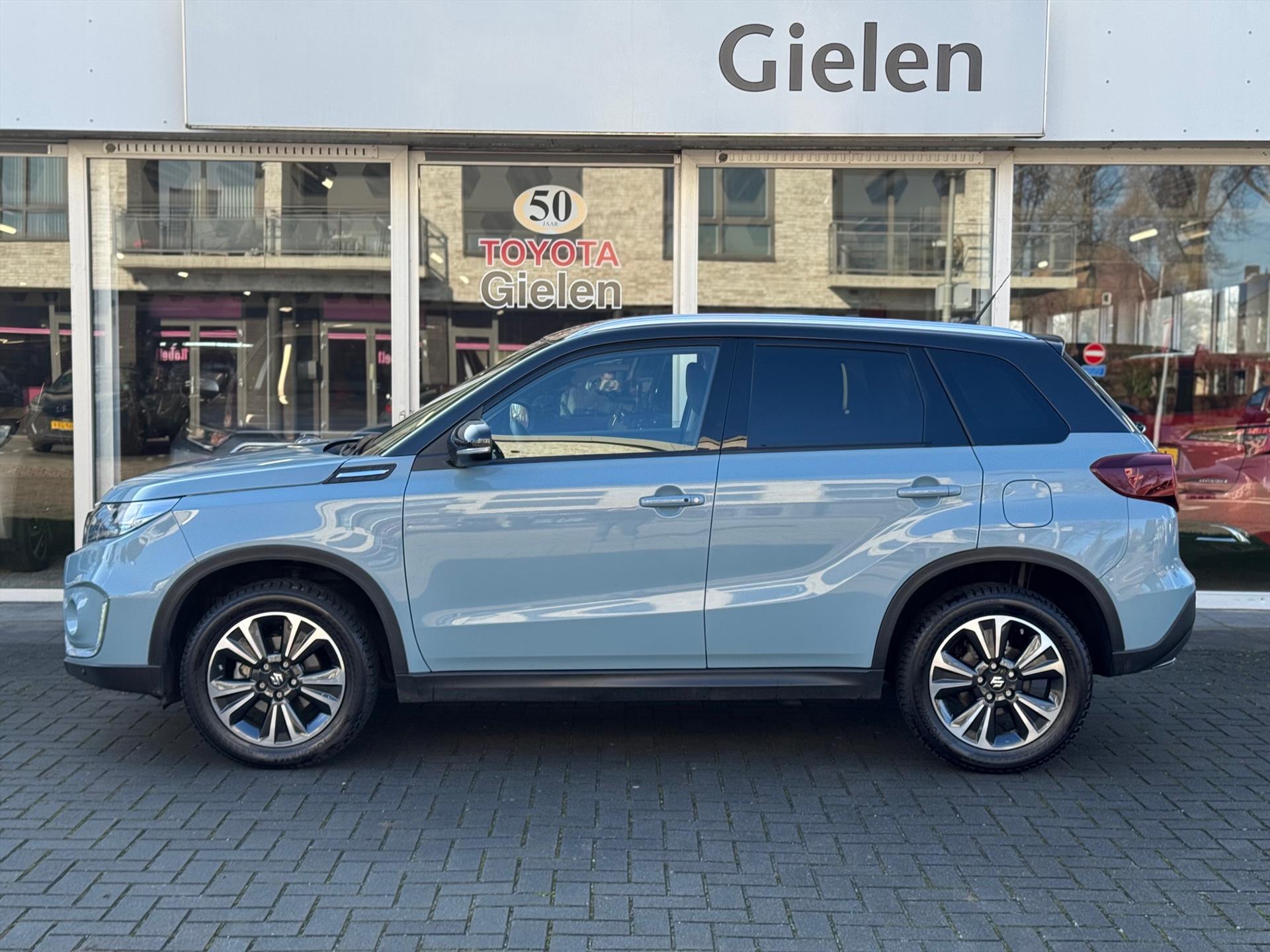 Suzuki Vitara 1.5 Hybrid Automaat Style | Bi-Tone, Dodehoekherkenning, Stoelverwarming, Parkeersensoren, Lage Km-stand 50964054-1.jpg | Autobedrijf Gielen
