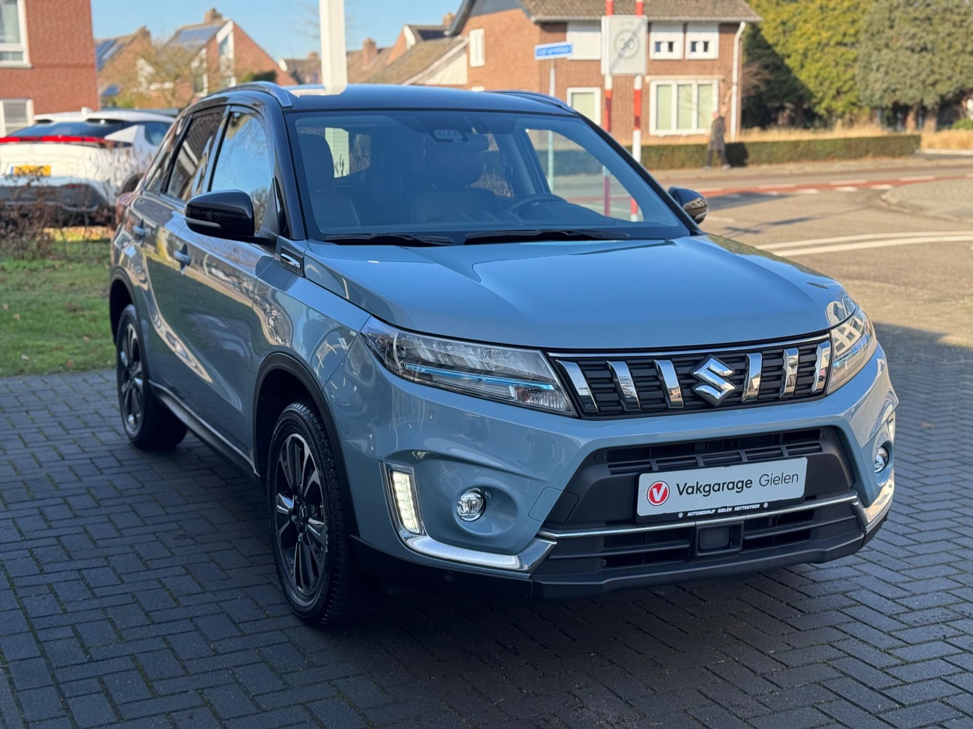 Suzuki Vitara 1.5 Hybrid Automaat Style | Bi-Tone, Dodehoekherkenning, Stoelverwarming, Parkeersensoren, Lage Km-stand 50964054-4.jpg | Autobedrijf Gielen