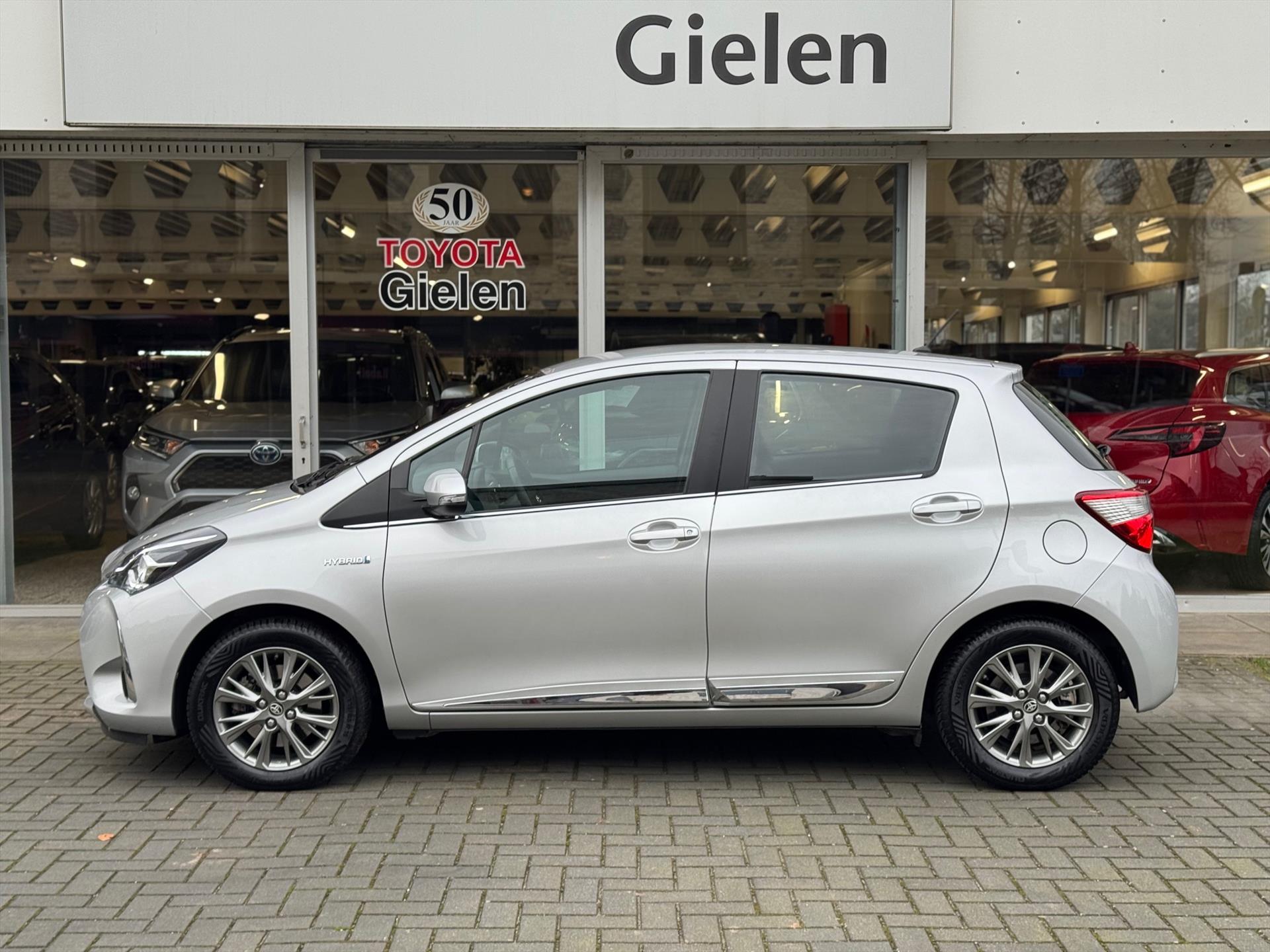 Toyota Yaris 1.5 Hybrid Executive | Lichtmetalen velgen, Half leer, Navigatie, Cruise control, Armsteun, Startknop, Safety sense 50989696-2.jpg | Autobedrijf Gielen