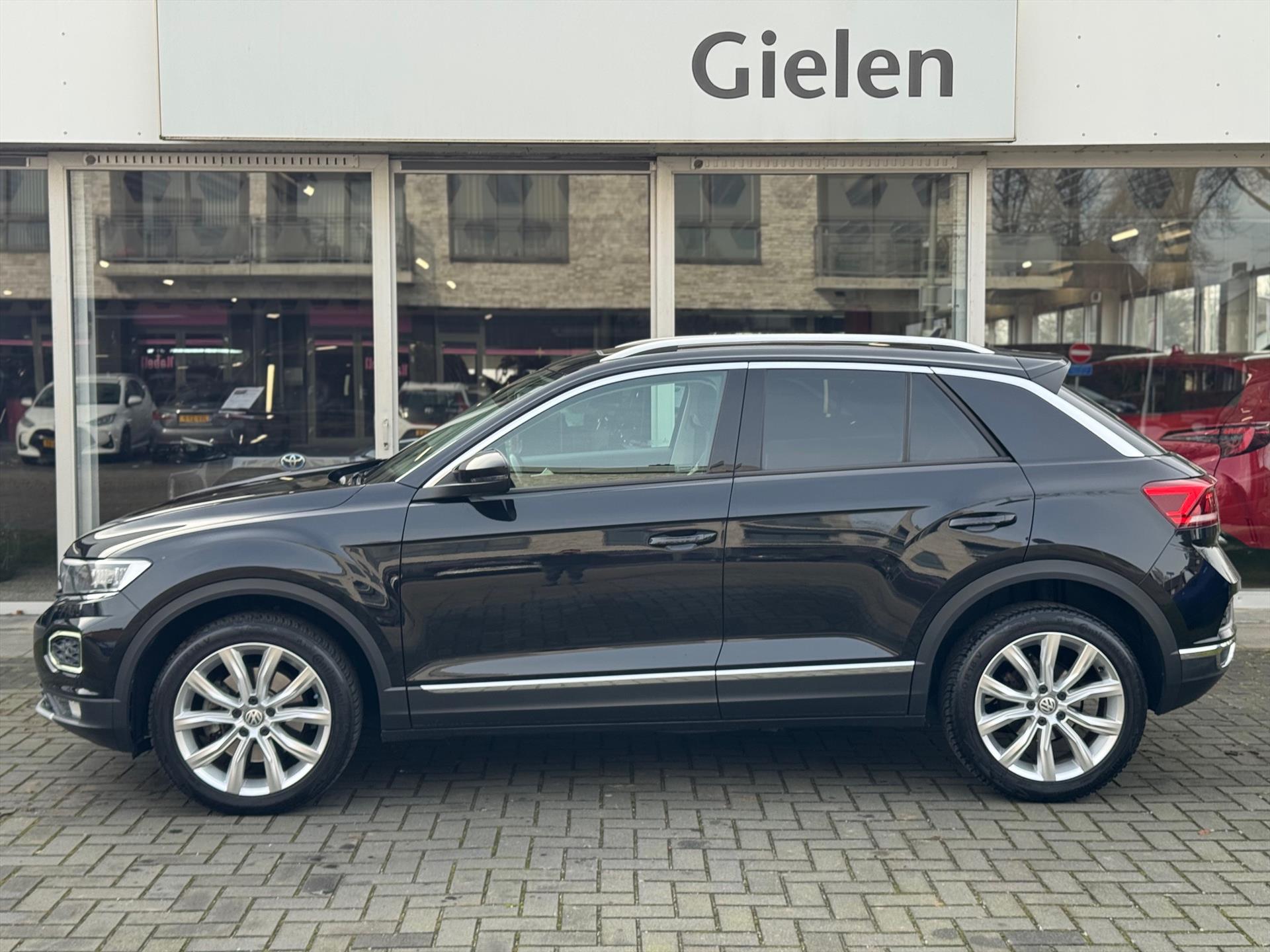 Volkswagen T-Roc 1.5 TSI 150pk Sport | Eerste eigenaar, Trekhaak, Panoramadak, Parkeercamera, Stoelverwarming, DAB 51169605-1.jpg | Autobedrijf Gielen
