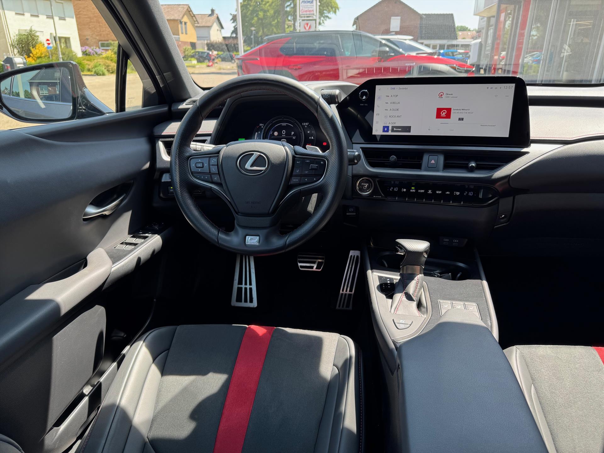 Lexus UX 250h F Sport Line | Facelift, Head up display, Blind Spot, 18 inch, Parkeersensoren, Stoel + Stuurverwarming, Groot scherm 51209699-2.jpg | Autobedrijf Gielen