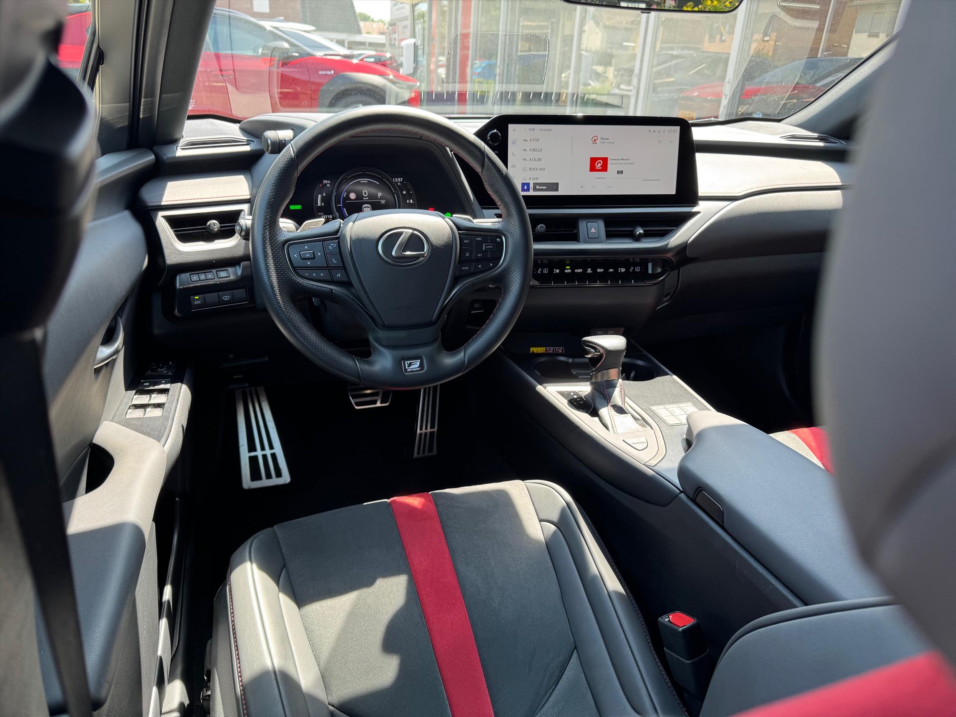 Lexus UX 250h F Sport Line | Facelift, Head up display, Blind Spot, 18 inch, Parkeersensoren, Stoel + Stuurverwarming, Groot scherm 51209699-3.jpg | Autobedrijf Gielen