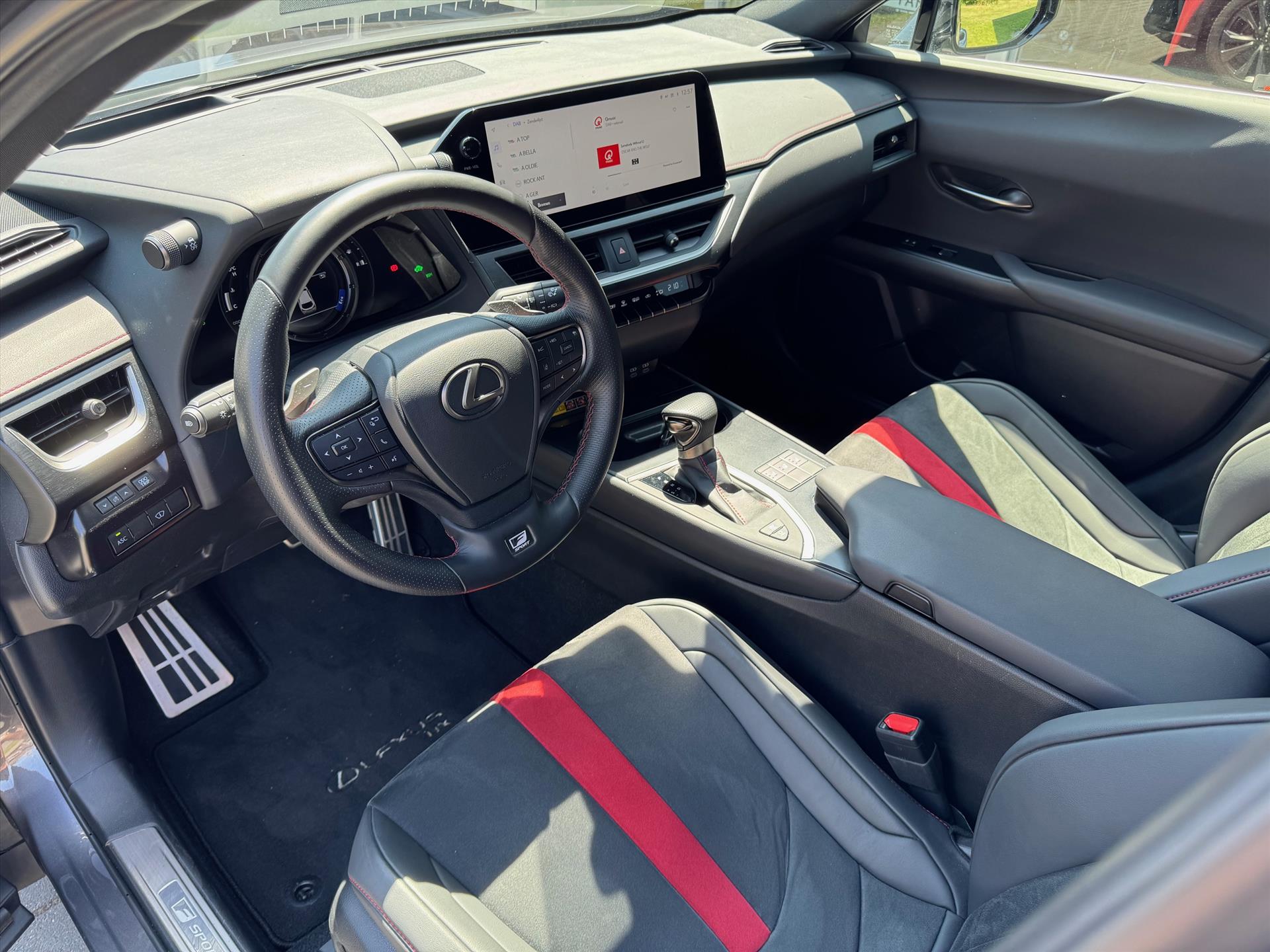 Lexus UX 250h F Sport Line | Facelift, Head up display, Blind Spot, 18 inch, Parkeersensoren, Stoel + Stuurverwarming, Groot scherm 51209699-4.jpg | Autobedrijf Gielen