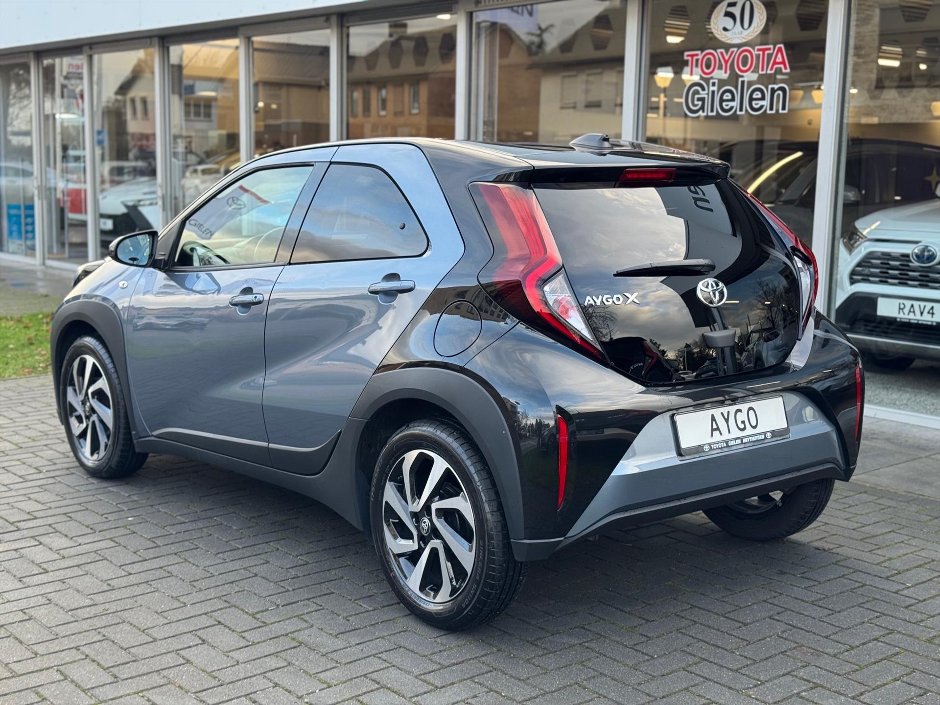 Toyota Aygo X 1.0 VVT-i MT Pulse Bi-tone | Celestite grey, 17 inch, Privacy glass, Apple CarPlay/Android auto, Airconditioning, Parkeercamera 51214337-3.jpg | Autobedrijf Gielen