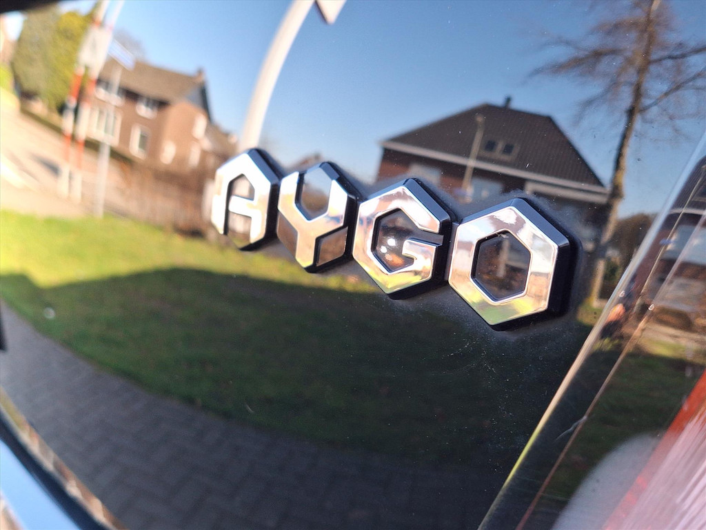 Toyota Aygo 1.0 VVT-i 5D x-shift Automaat X-Play | Parkeercamera, Airconditioning, Bluetooth, Nieuw geleverd + onderhouden, Unieke KM Stand 51799958-4.jpg | Autobedrijf Gielen