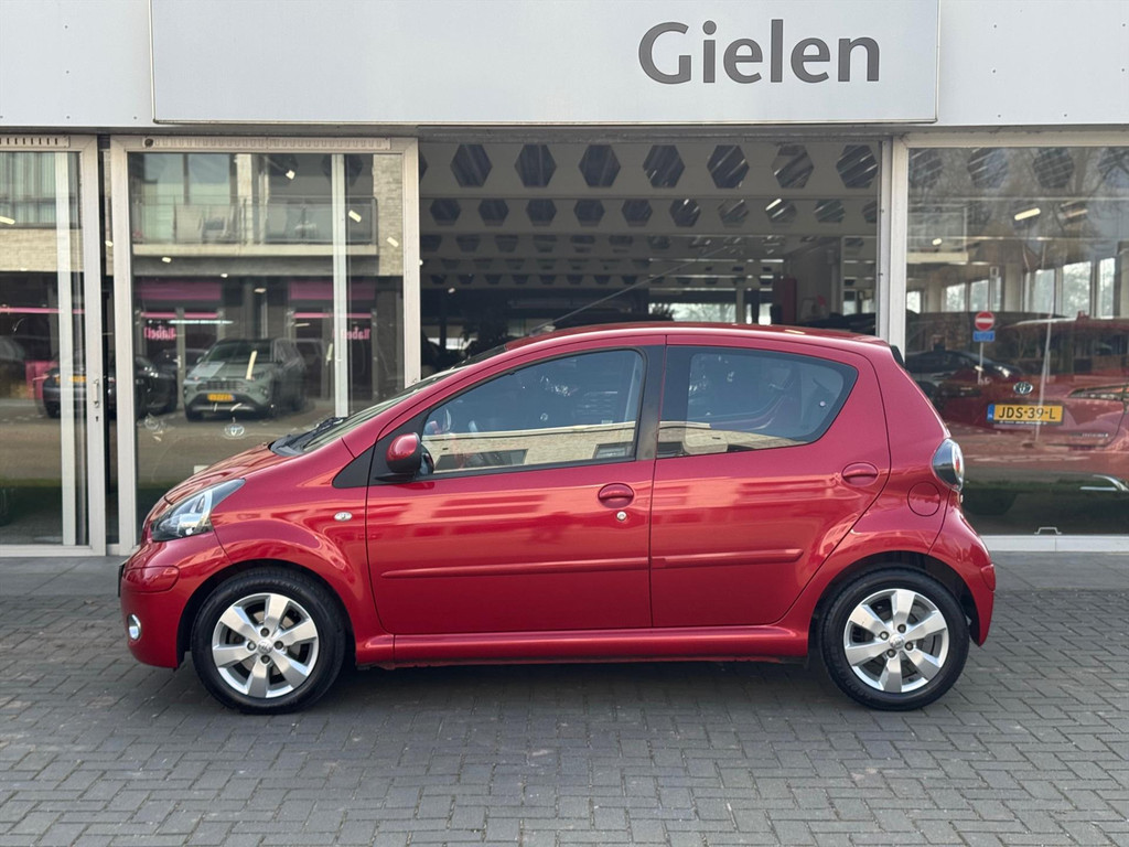 Toyota Aygo 1.0 VVT-I 5DRS Aspiration Red | Eerste eigenaar, Lichtmetalen velgen, Airconditioning, Half leer, Radio/CD Speler 51890795-1.jpg | Autobedrijf Gielen