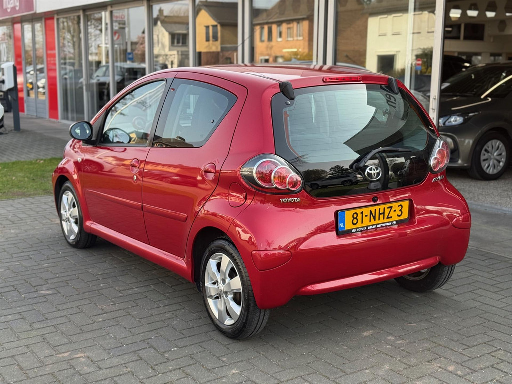 Toyota Aygo 1.0 VVT-I 5DRS Aspiration Red | Eerste eigenaar, Lichtmetalen velgen, Airconditioning, Half leer, Radio/CD Speler 51890795-2.jpg | Autobedrijf Gielen