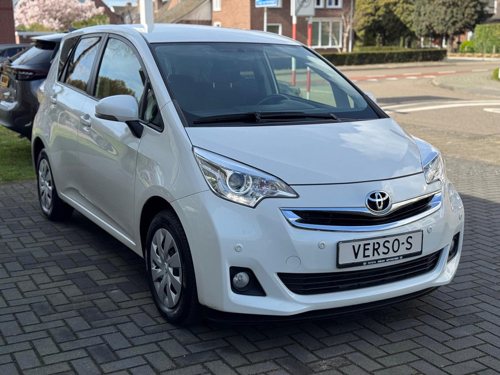 Toyota Verso-S 1.3 VVT-I CVT Automaat Aspiration Plus | Parelmoer wit, Parkeersensoren voor + achter, Airconditioning, Cruise control 52097831-4.jpg | Autobedrijf Gielen