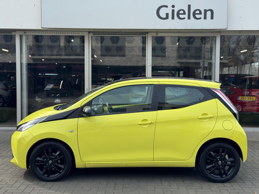 Toyota Aygo 1.0 VVT-i x-cite | Nieuwe koppeling, Lichtmetalen velgen, Parkeercamera, Bluetooth, Stuurbediening, Privacy Glass, Zwart dak, Ai 52166804-1.jpg | Autobedrijf Gielen