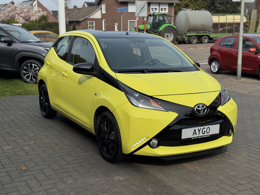 Toyota Aygo 1.0 VVT-i x-cite | Nieuwe koppeling, Lichtmetalen velgen, Parkeercamera, Bluetooth, Stuurbediening, Privacy Glass, Zwart dak, Ai 52166804-4.jpg | Autobedrijf Gielen