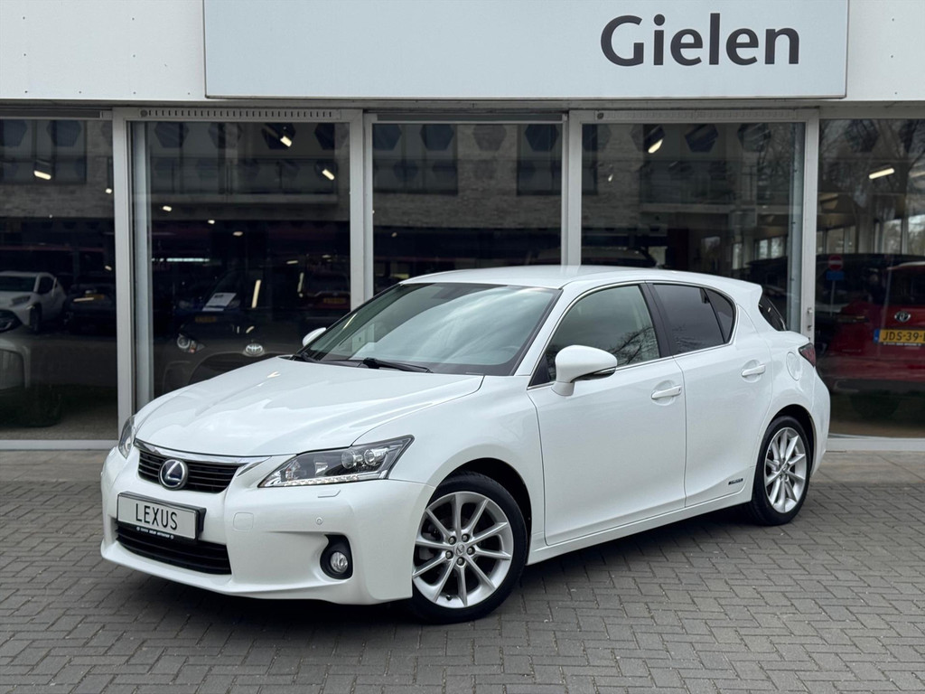 Lexus CT 200h | Parelmoer wit, Parkeersensoren voor + achter, Stoelverwarming, Climate control, Cruise control, Licht + Regensensor 52188947-0.jpg | Autobedrijf Gielen