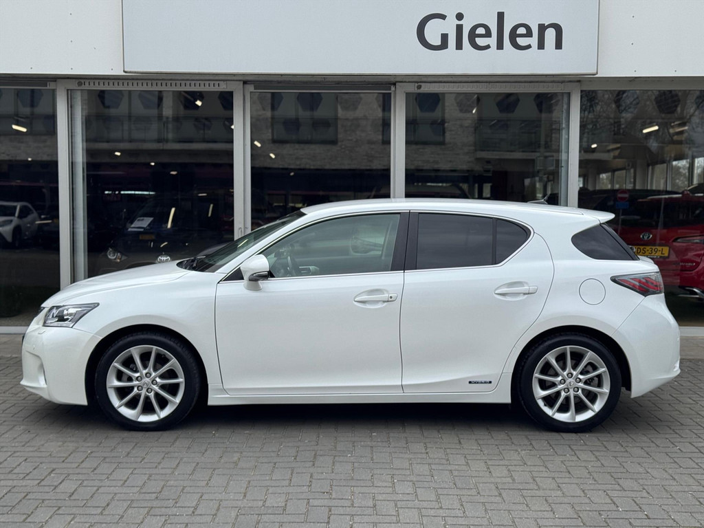Lexus CT 200h | Parelmoer wit, Parkeersensoren voor + achter, Stoelverwarming, Climate control, Cruise control, Licht + Regensensor 52188947-1.jpg | Autobedrijf Gielen