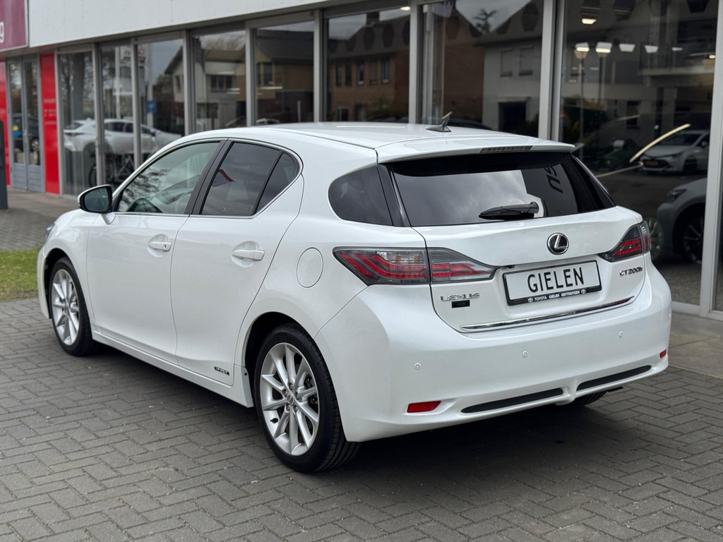 Lexus CT 200h | Parelmoer wit, Parkeersensoren voor + achter, Stoelverwarming, Climate control, Cruise control, Licht + Regensensor 52188947-2.jpg | Autobedrijf Gielen