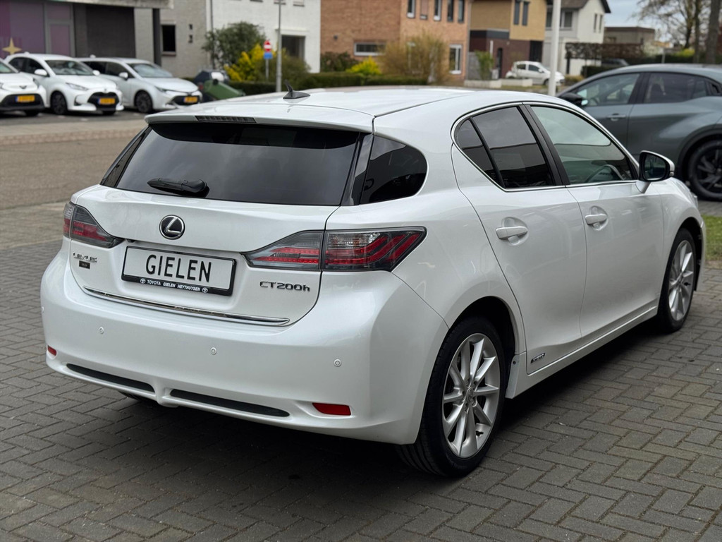 Lexus CT 200h | Parelmoer wit, Parkeersensoren voor + achter, Stoelverwarming, Climate control, Cruise control, Licht + Regensensor 52188947-3.jpg | Autobedrijf Gielen