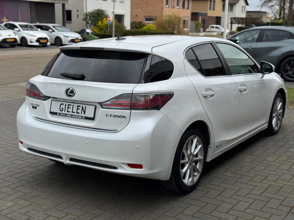 Lexus CT 200h | Parelmoer wit, Parkeersensoren voor + achter, Stoelverwarming, Climate control, Cruise control, Licht + Regensensor 52188947-3.jpg | Autobedrijf Gielen