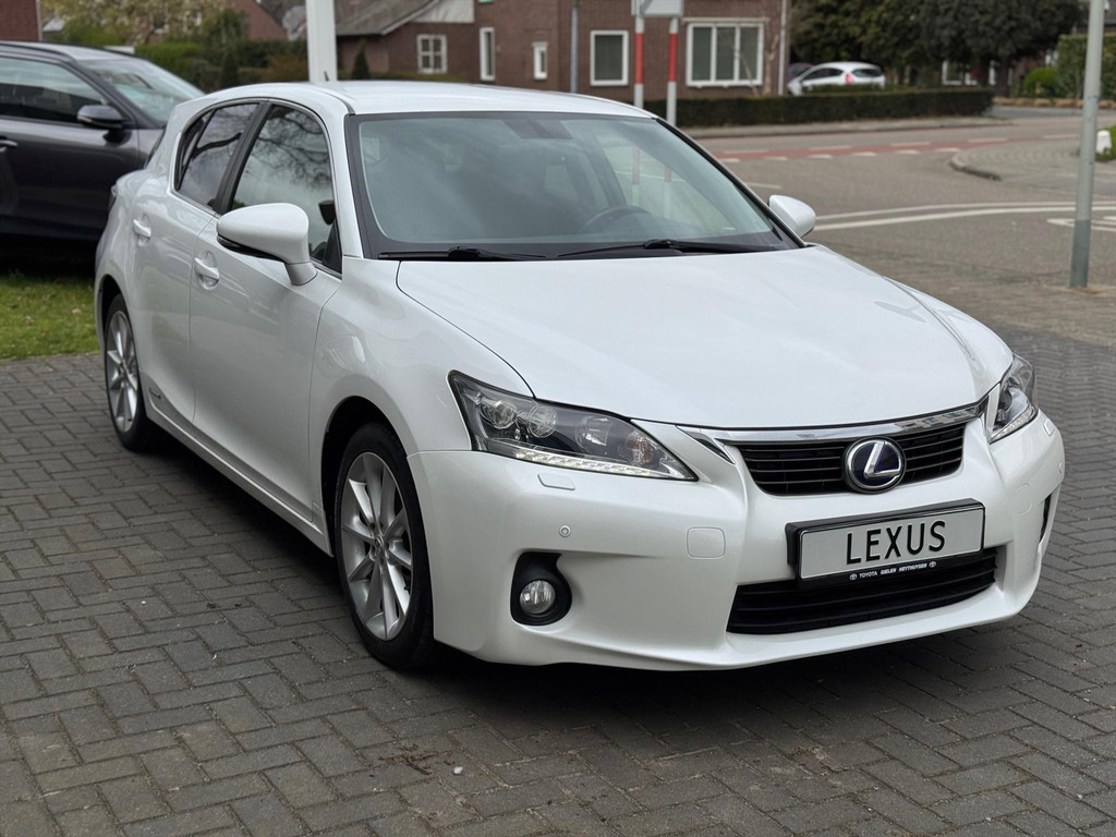 Lexus CT 200h | Parelmoer wit, Parkeersensoren voor + achter, Stoelverwarming, Climate control, Cruise control, Licht + Regensensor 52188947-4.jpg | Autobedrijf Gielen