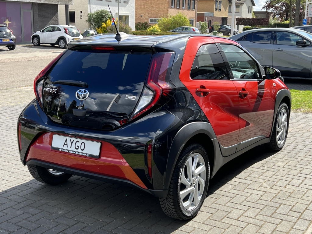 Toyota Aygo X 1.0 VVT-i MT Pulse | Bi-Tone Chili red, Stoelverwarming, Airco, Apple CarPlay/Android Auto, Lichtmetalen velgen 52473073-1.jpg | Autobedrijf Gielen