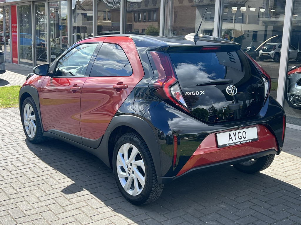 Toyota Aygo X 1.0 VVT-i MT Pulse | Bi-Tone Chili red, Stoelverwarming, Airco, Apple CarPlay/Android Auto, Lichtmetalen velgen 52473073-2.jpg | Autobedrijf Gielen
