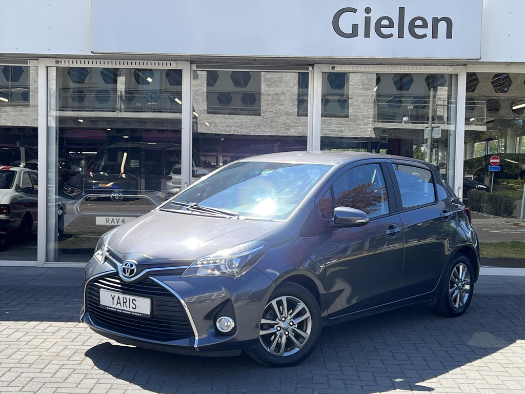 Toyota Yaris 1.3 VVT-i Automaat Trend | Eerste eigenaar, Trekhaak, Lichtmetalen velgen, Parkeercamera, Cruise control, Safety Sense 52819884-0.jpg | Autobedrijf Gielen