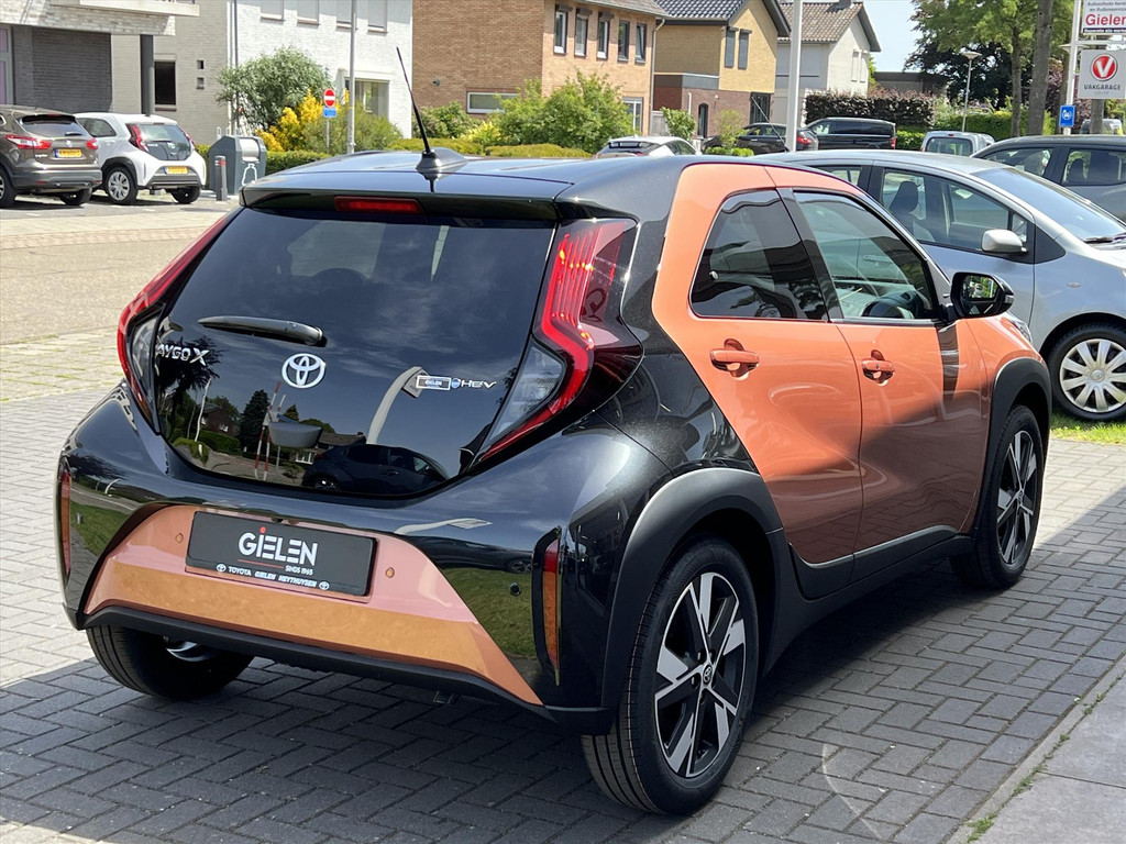 Toyota Aygo X 1.5 Hybrid Pulse Easy pack | Cinnamon, Bi-Tone, Stoelverwarming, Climate control, Keyless, Parkeersensoren, LED, 17 inch 53207755-3.jpg | Autobedrijf Gielen