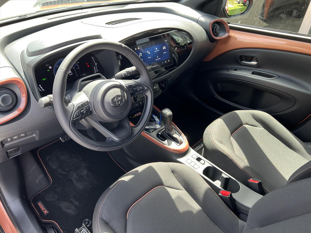 Toyota Aygo X 1.5 Hybrid Pulse | Cinnamon, Bi-Tone, Stoelverwarming, Climate control, Keyless, Parkeersensoren, LED, 17 inch 53207755-4.jpg | Autobedrijf Gielen