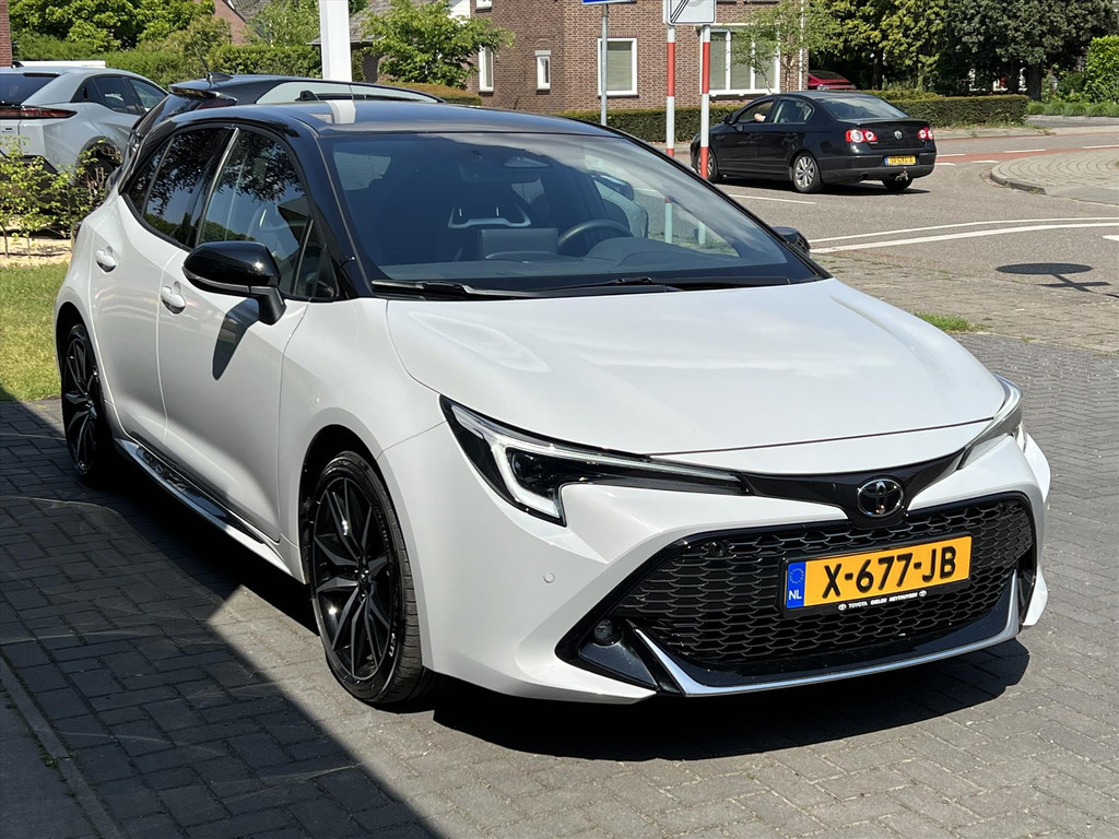 Toyota Corolla 1.8 Hybrid GR Sport | Eerste eigenaar, Parkeersensoren, Stoelverwarming, 18inch, Dynamic Grey, Nieuwe multimedia 53313666-4.jpg | Autobedrijf Gielen