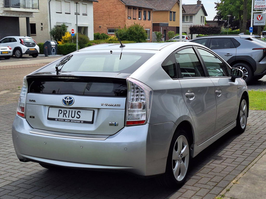 Toyota Prius 1.8 Full Hybrid Aspiration | 17 inch, Keyless, Head up display, Parkeersensoren, Cruise control, Climate control 54300342-1.jpg | Autobedrijf Gielen