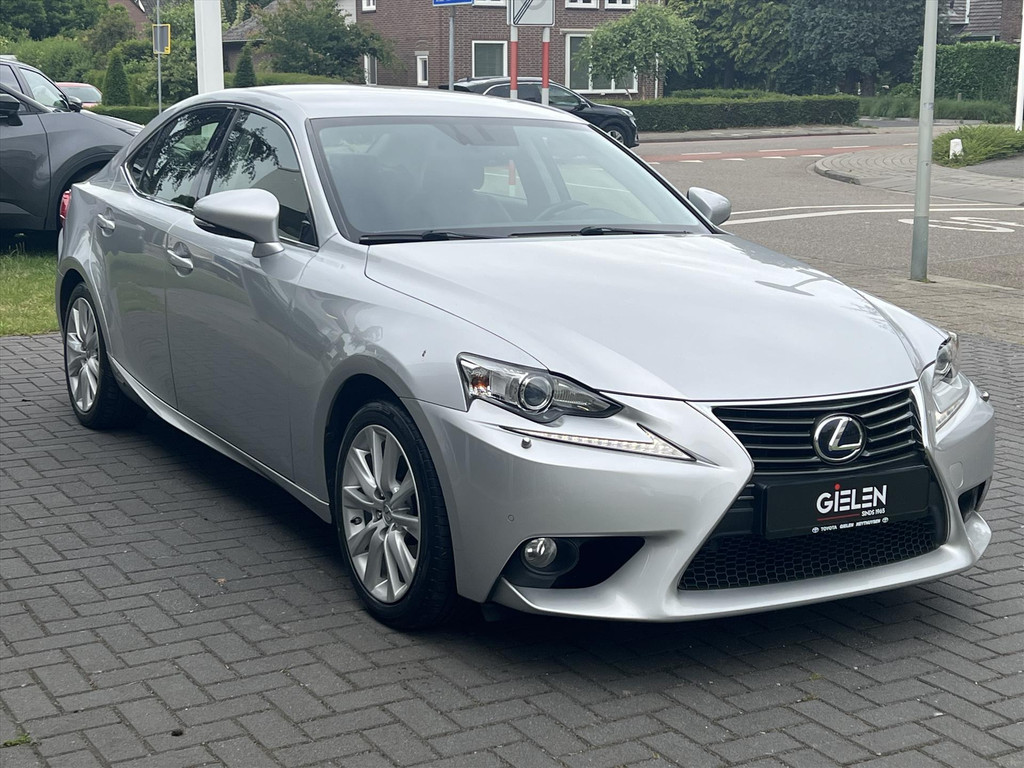 Lexus IS 300h First Edition | Trekhaak, Parkeersensoren, Keyless, 17 inch, Cruise control, Navigatie, Parkeercamera 54302914-4.jpg | Autobedrijf Gielen