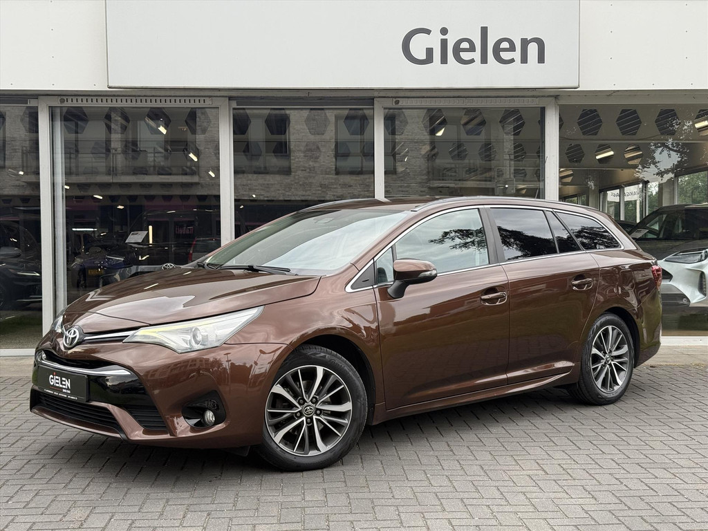 Toyota Avensis 1.8 VVT-i Lease Pro | 2e eigenaar, Trekhaak, Navigatie, LED, 17 inch, Cruise control, Parkeercamera 54393456-0.jpg | Autobedrijf Gielen