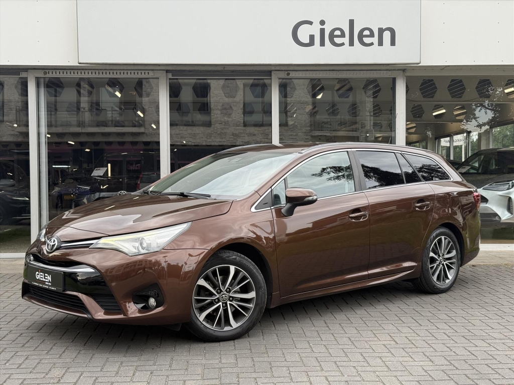 Toyota Avensis 1.8 VVT-i Lease Pro | 2e eigenaar, Trekhaak, Navigatie, LED, 17 inch, Cruise control, Parkeercamera 54393456-0.jpg | Autobedrijf Gielen