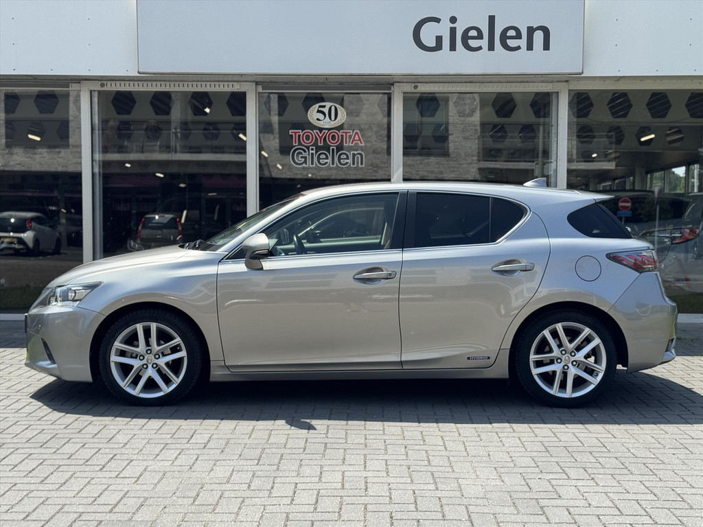 Lexus CT 200h Executive | Leer, Trekhaak, 17 inch, Navigatie, Parkeersensoren, Camera, Licht + Regensensor 54510362-2.jpg | Autobedrijf Gielen