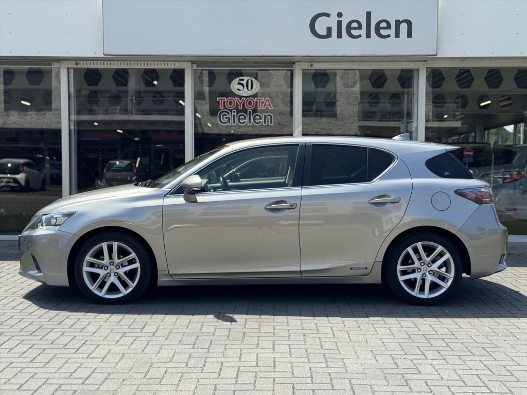 Lexus CT 200h Executive | Leer, Trekhaak, 17 inch, Navigatie, Parkeersensoren, Camera, Licht + Regensensor 54510362-2.jpg | Autobedrijf Gielen