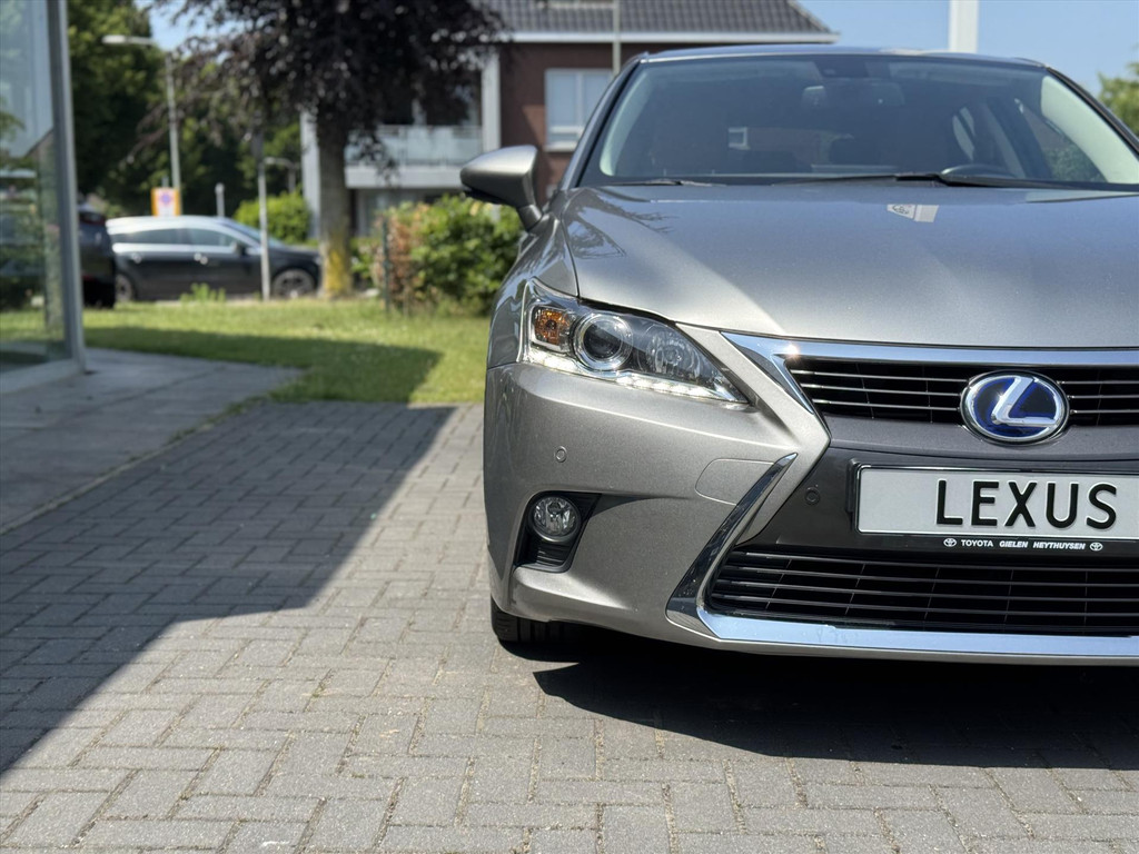 Lexus CT 200h Executive | Leer, Trekhaak, 17 inch, Navigatie, Parkeersensoren, Camera, Licht + Regensensor 54510362-3.jpg | Autobedrijf Gielen