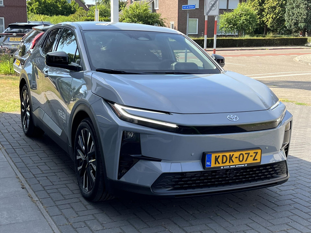 Toyota C-HR+ 77 kWh First Edition | 20 inch velgen, Elektrische achterklep, Dodehoekherkenning, Parkeersensoren 54570136-4.jpg | Autobedrijf Gielen