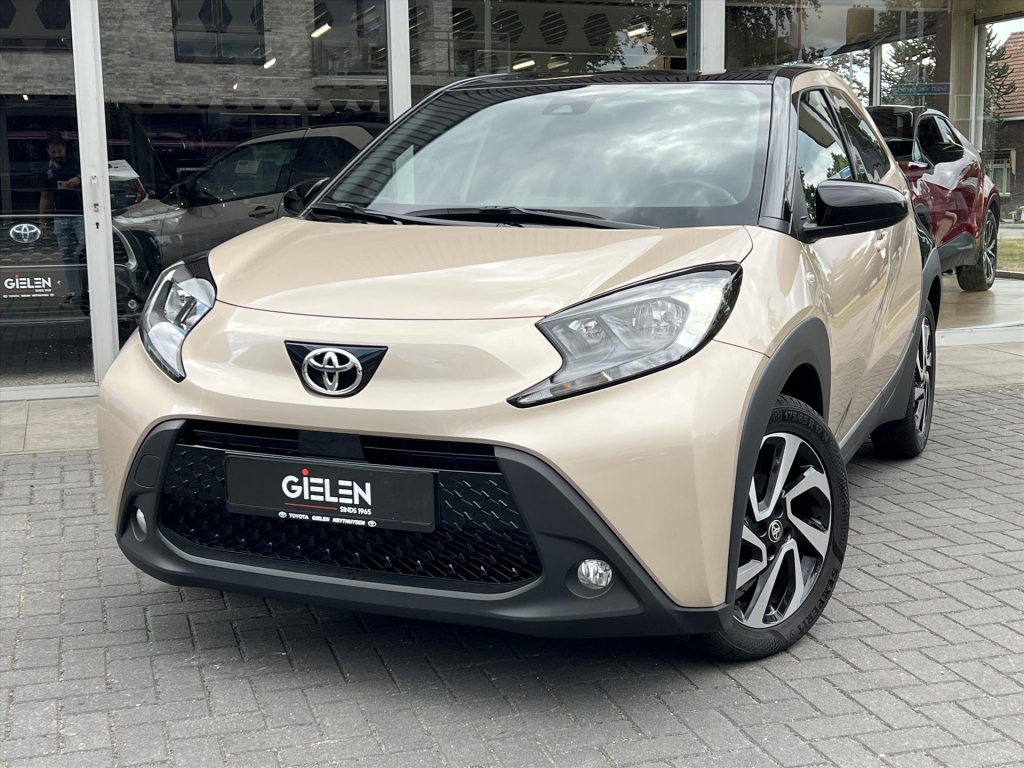 Toyota Aygo X 1.0 VVT-i MT Pulse Bi-tone | Ginger beige, 17 inch, Privacy glass, Apple CarPlay/Android auto, Airconditioning, Parkeercamera 55982838-1.jpg | Autobedrijf Gielen