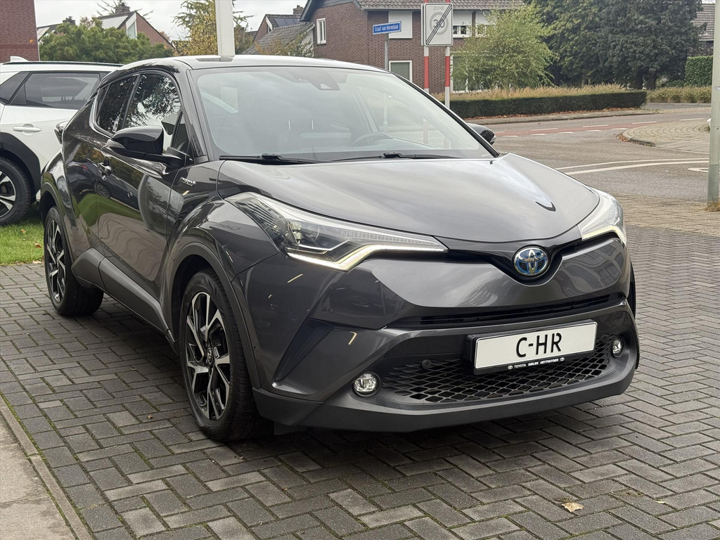 Toyota C-HR 1.8 Hybrid Bi-Tone Plus | Leer, Stoel + Stuurverwarming, Navigatie, Dodehoekherkenning, Parkeersensoren 56266787-4.jpg | Autobedrijf Gielen