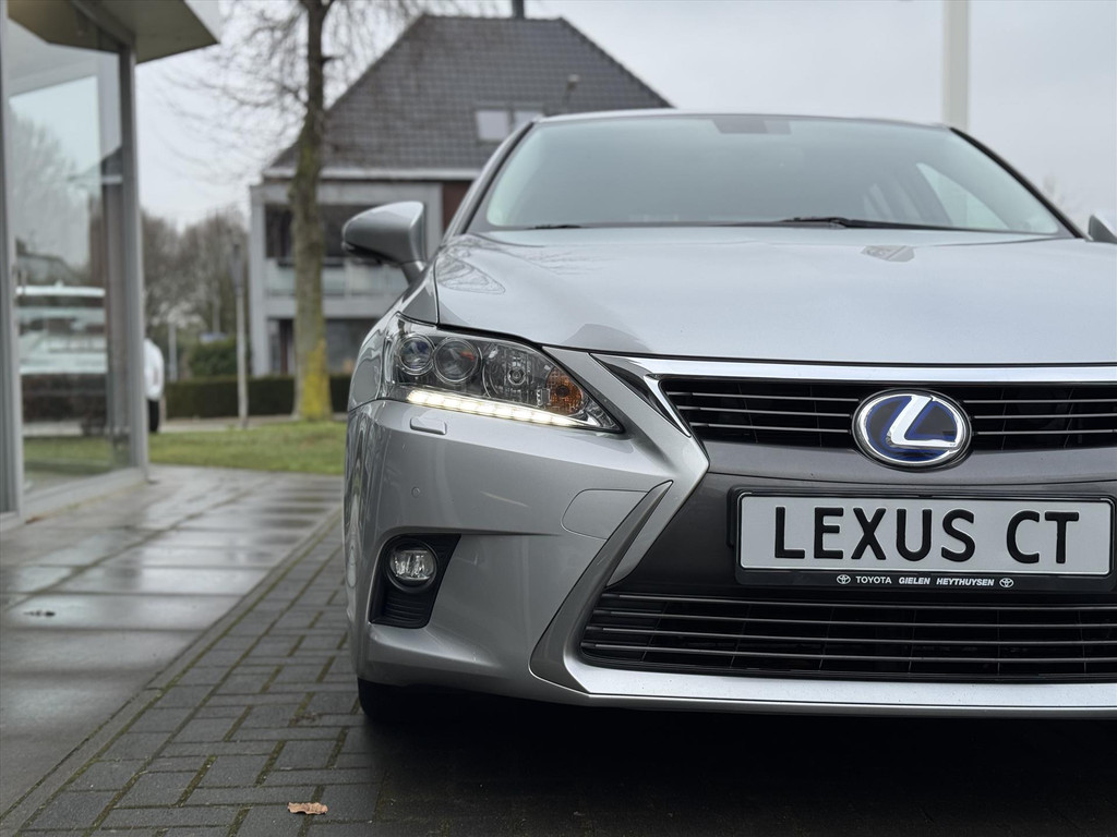 Lexus CT 200h Luxury Line | Leer, Geheugenfunctie, Stoelverwarming, Parkeersensoren, Navigatie, Camera, Licht + Regensensor 56295650-2.jpg | Autobedrijf Gielen