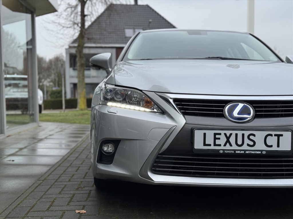 Lexus CT 200h Luxury Line | Leer, Geheugenfunctie, Stoelverwarming, Parkeersensoren, Navigatie, Camera, Licht + Regensensor 56295650-2.jpg | Autobedrijf Gielen
