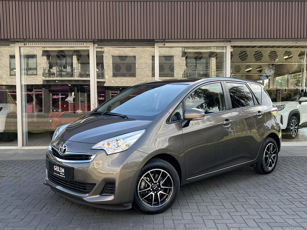 Toyota Verso-S 1.3 VVT-i CVT Automaat Trend | Trekhaak, Navigatie, Panoramadak, Airconditioning, Parkeercamera, Fijne instap! 56508098-0.jpg | Autobedrijf Gielen