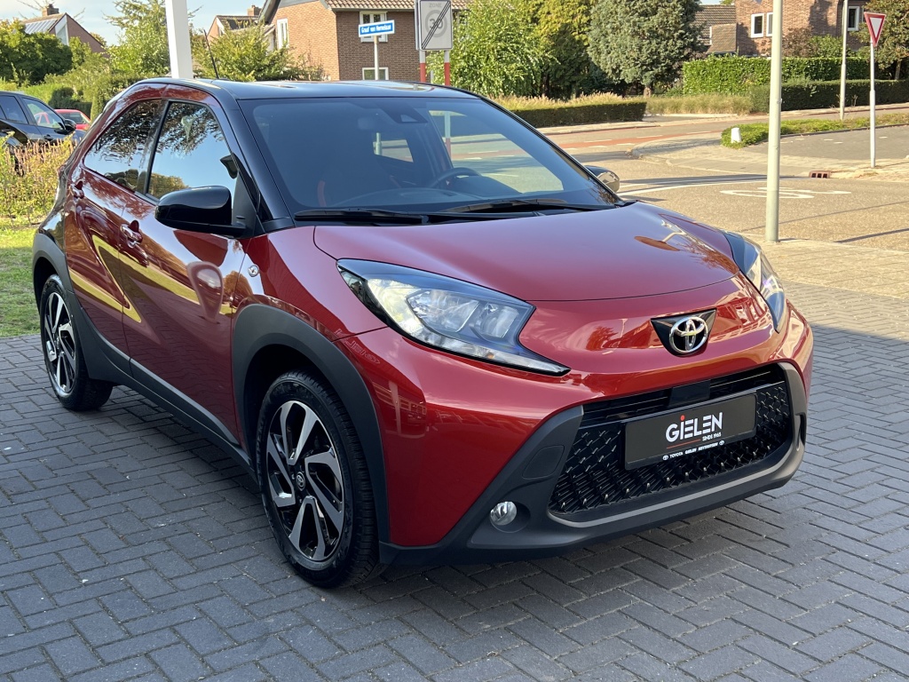 Toyota Aygo X 1.0 VVT-i MT Pulse Bi-tone | Chili red,17 inch, Privacy glass, Apple CarPlay/Android auto, Airconditioning, Parkeercamera 56517493-2.jpg | Autobedrijf Gielen