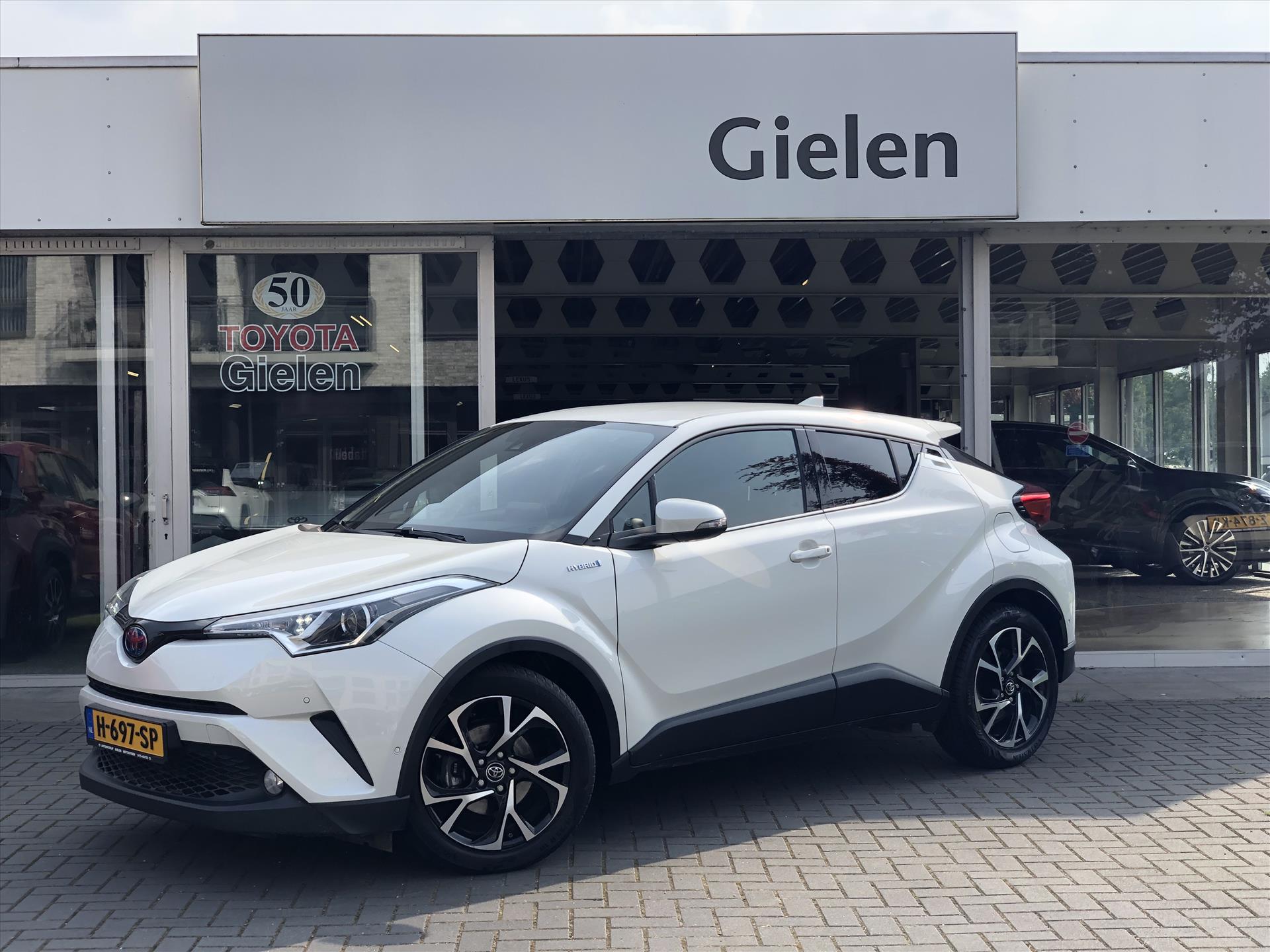 Toyota C-HR 1.8 Hybrid Style | Navigatie, Dodehoekherkenning, 18inch, Parkeersensoren, Stoel + Stuurverwarming, DAB, Weinig KM! 23263224-0.jpg | Autobedrijf Gielen