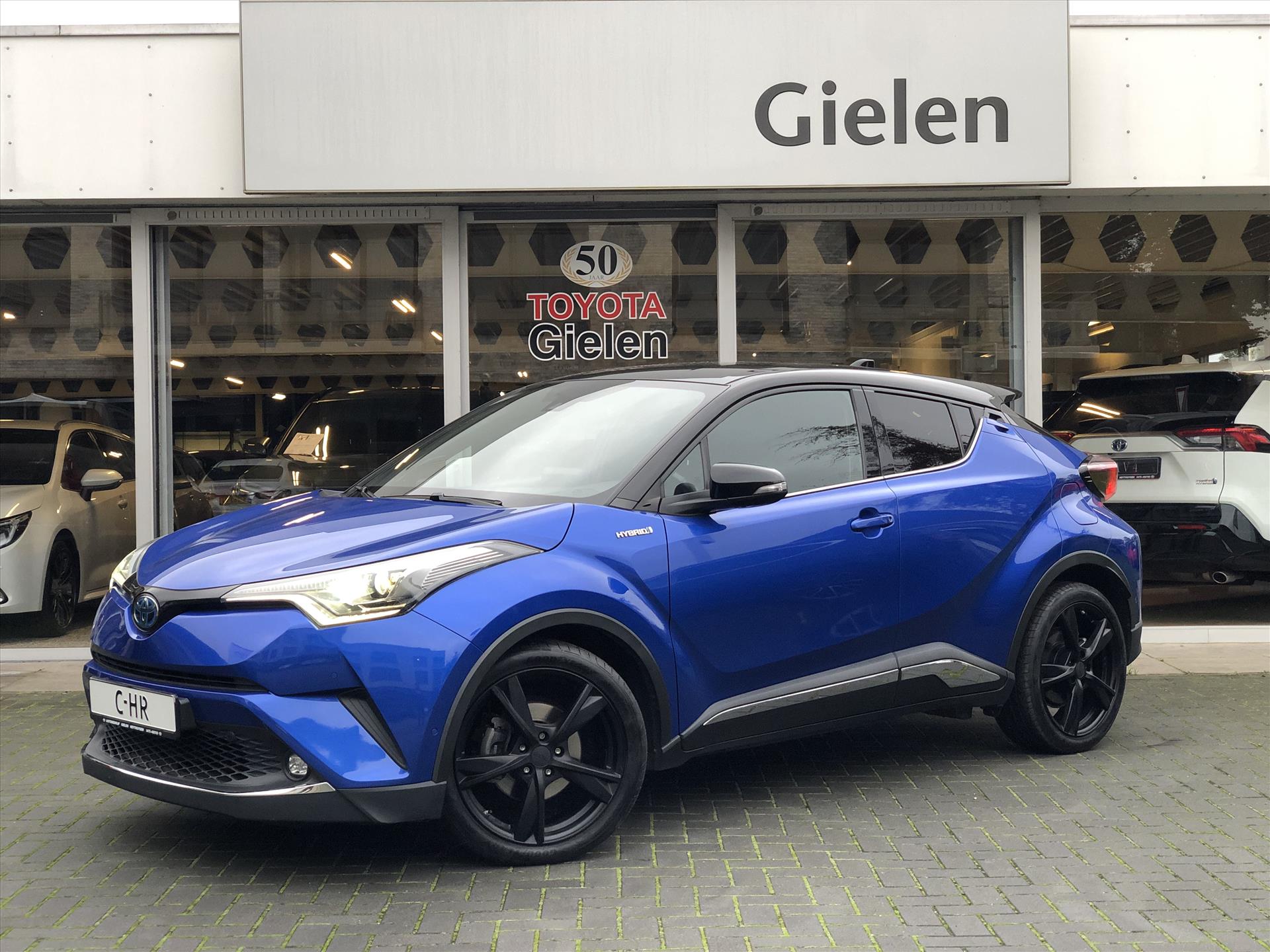Toyota C-HR 1.8 Hybrid Bi-Tone Plus | JBL, LED Pakket, Navigatie, Chroom Pakket, Dodehoekherkenning, Parkeersensoren, Full Options! 33415800-0.jpg | Autobedrijf Gielen