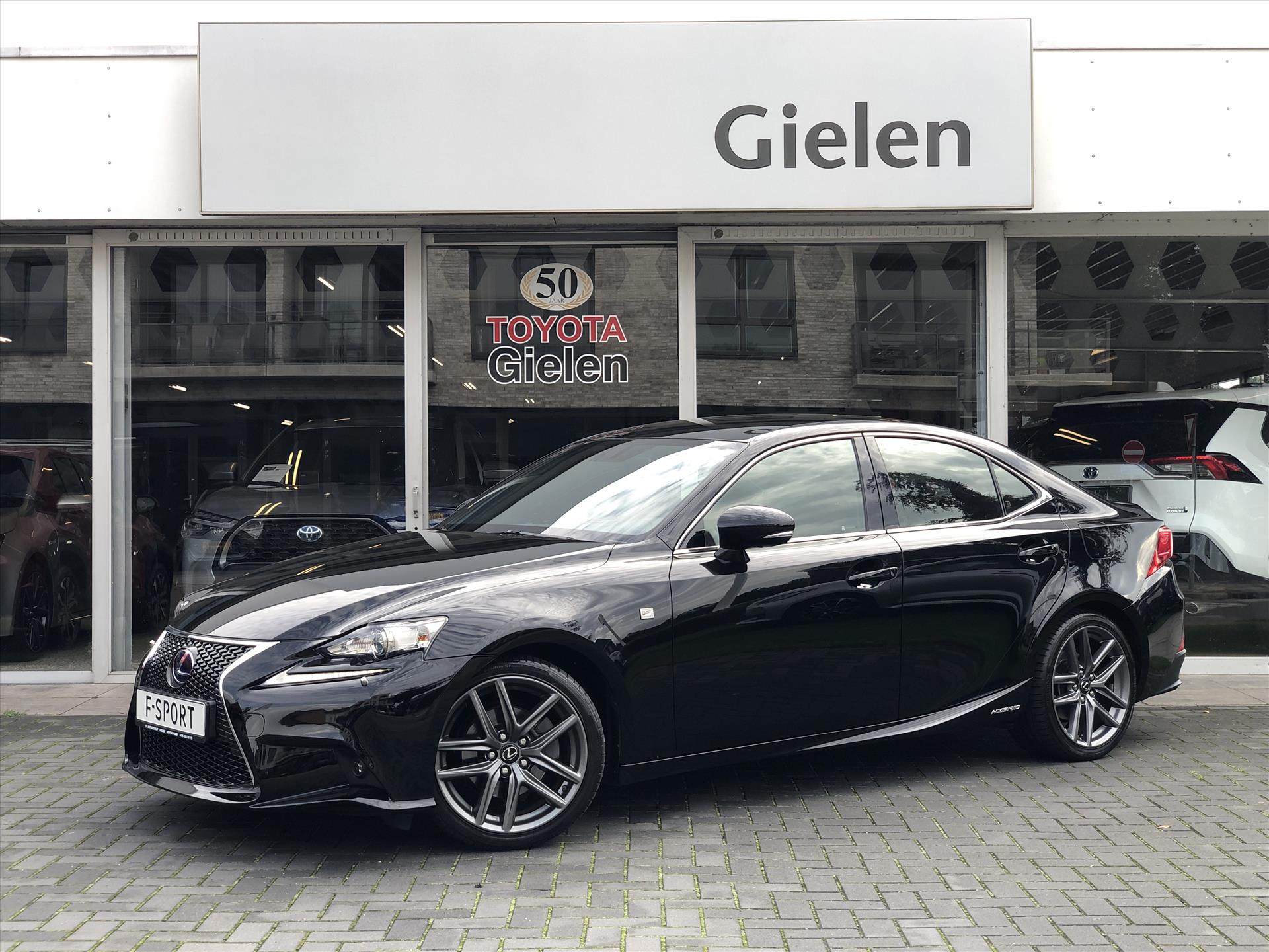 Lexus IS 300h 223pk F Sport Line | Adaptive Variable Suspension, Stoelventilatie, Navigatie, Leer, Stoelverwarming, Parkeercamera 35106152-0.jpg | Autobedrijf Gielen