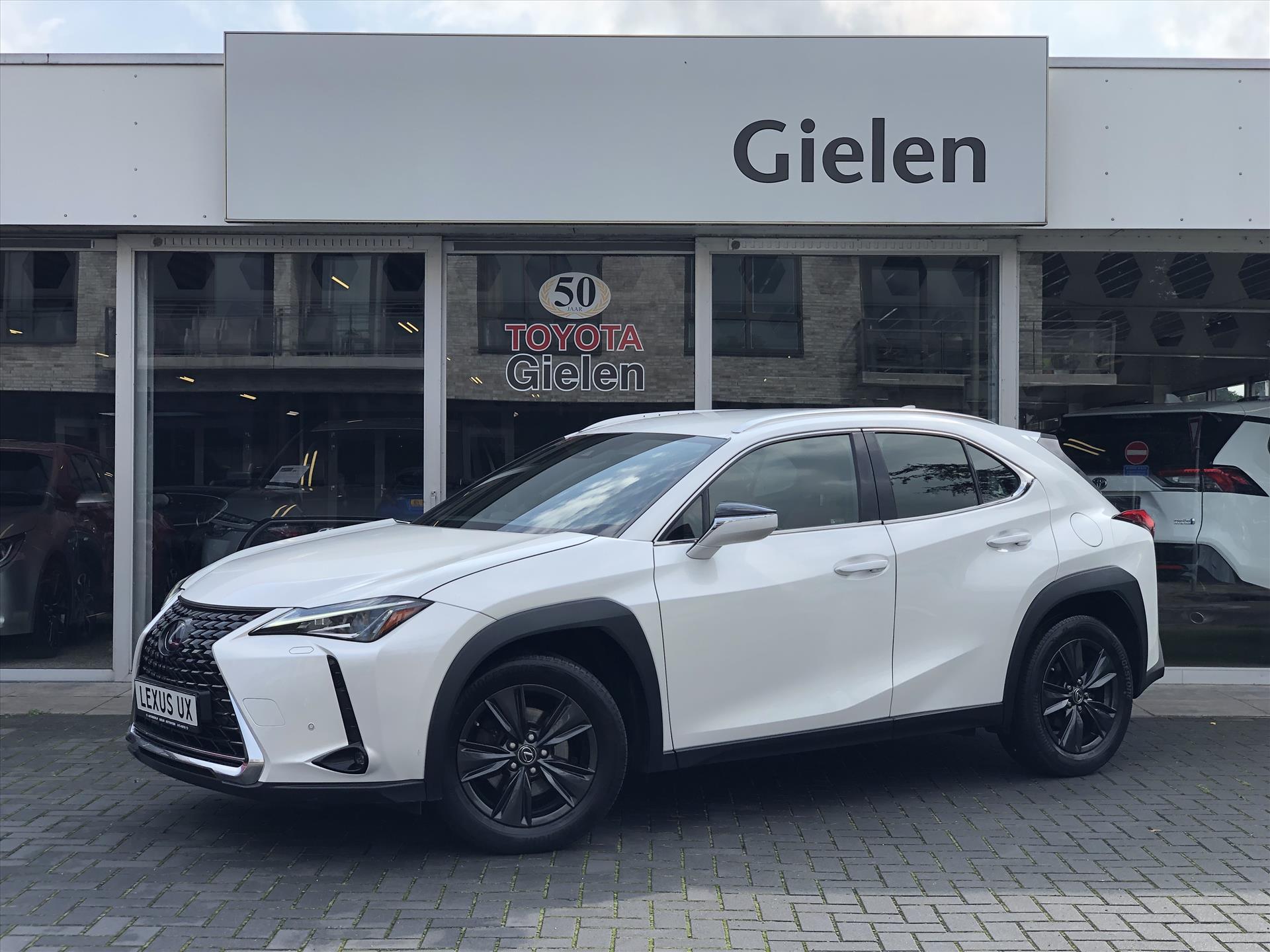 Lexus UX 250h First Edition | Navigatie, Parkeersensoren, 17 inch, Keyless, Parkeercamera, Stoel + Stuurverwarming 35131714-0.jpg | Autobedrijf Gielen