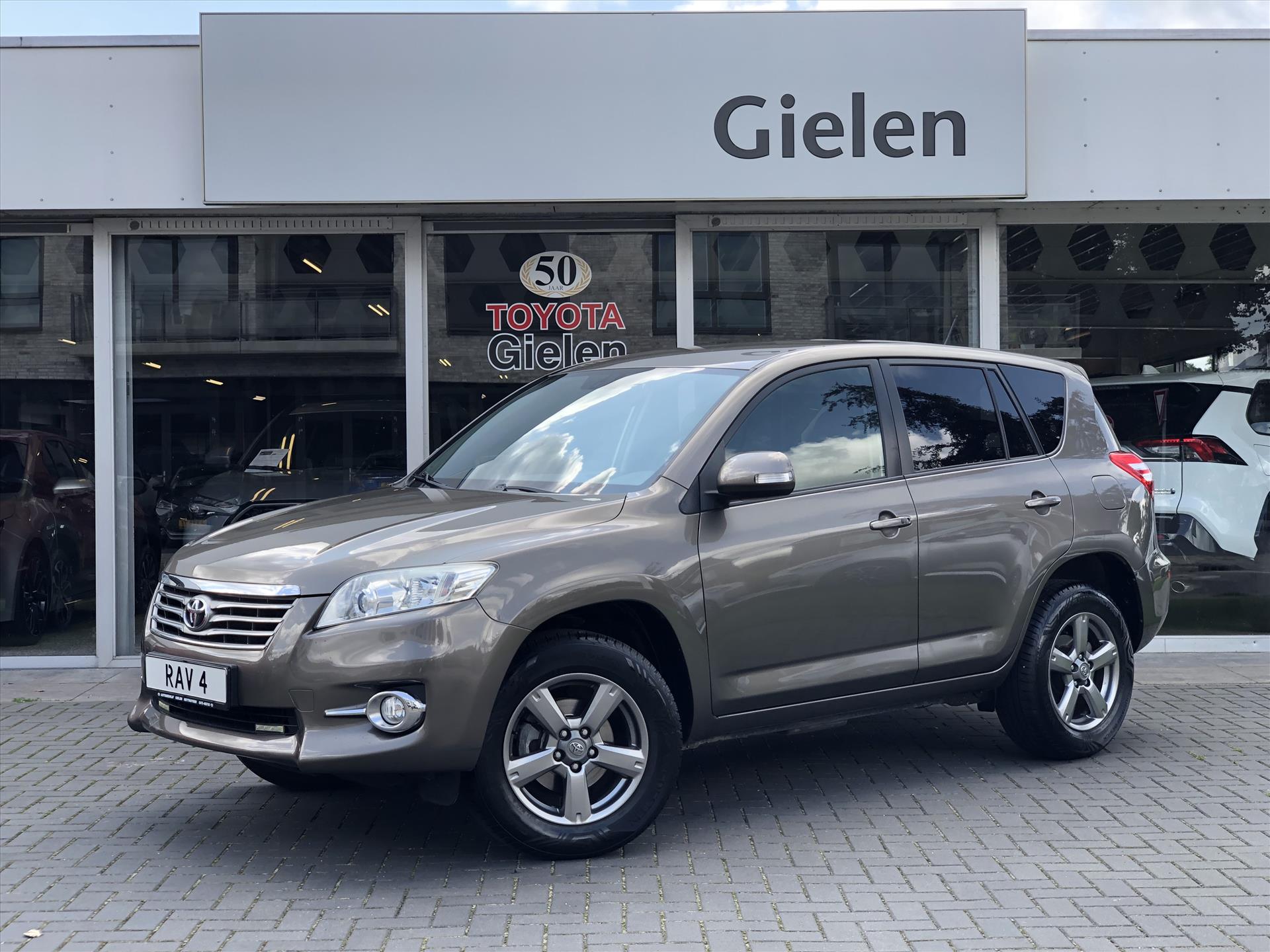Toyota RAV4 2.0 VVT-i 158pk X-Style | Navigatie, Half leer, Stoelverwarming, Keyless, 17 inch, Cruise control, Climate control, 2e eigenaar 35157936-0.jpg | Autobedrijf Gielen
